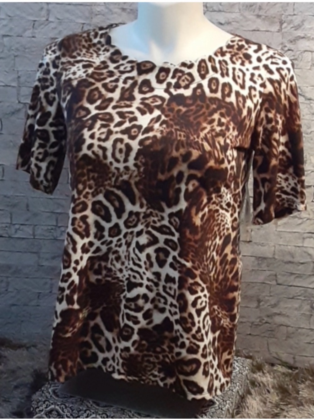East 5th Leopard Print Short Sleeve Top in Brown and Cream Sz Med.
270